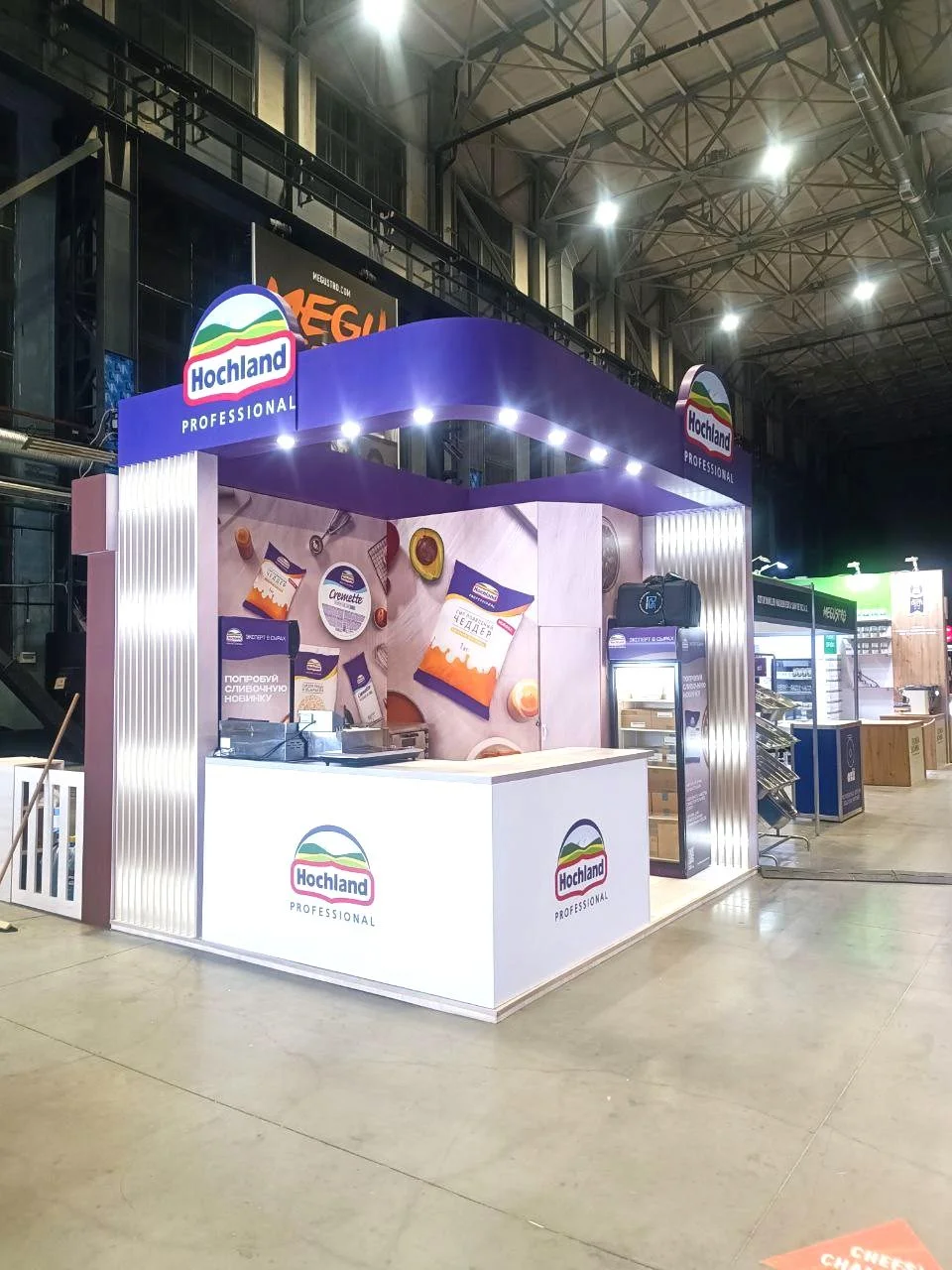 Стенд Hochland — вид сбоку на выставке