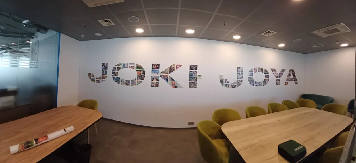 Оформление офиса Joki Joya — карты из оргстекла