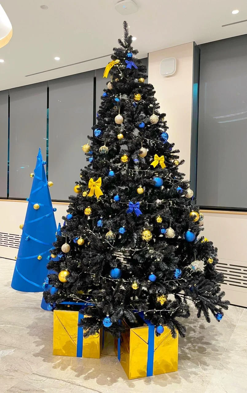 Новогоднее оформление — чёрная ёлка с синим конусом