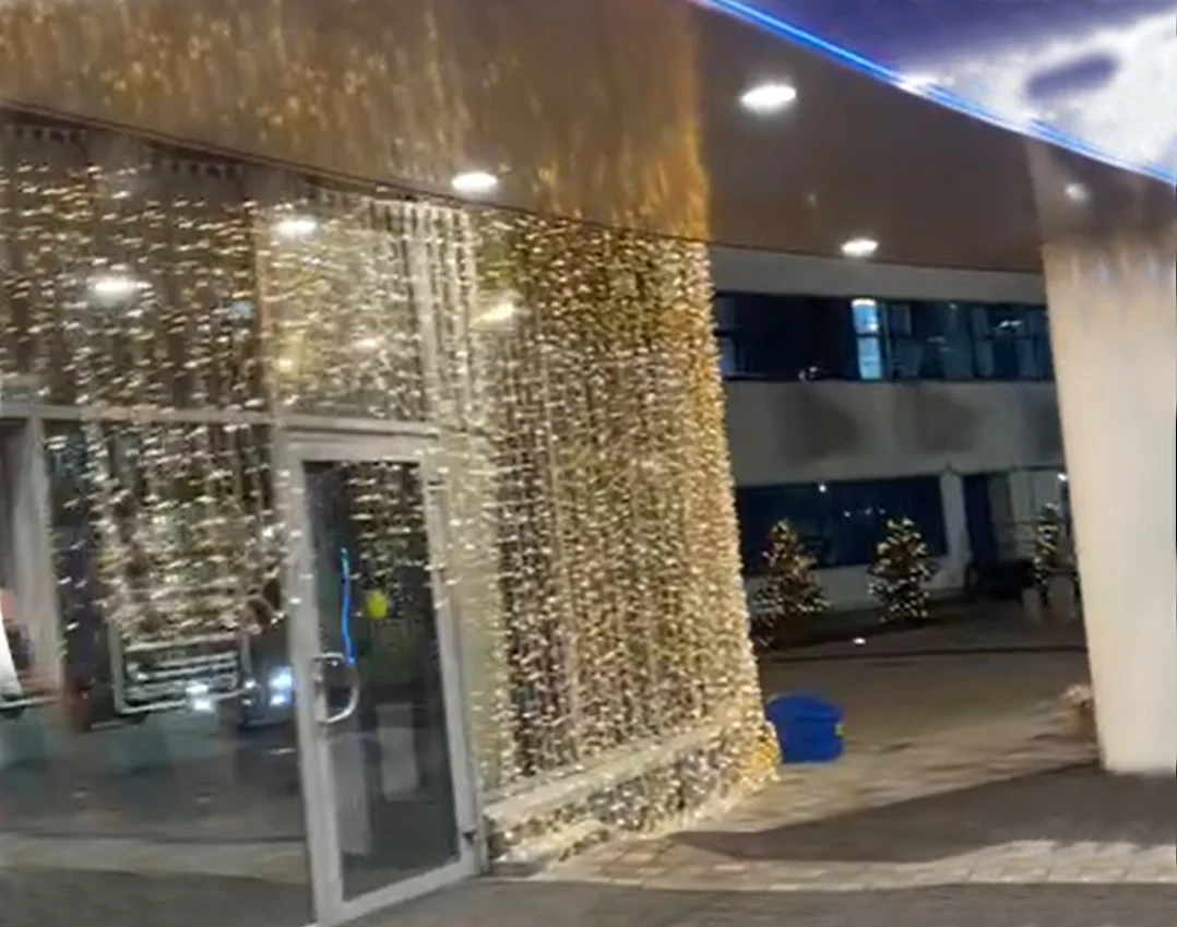 Оформление входной зоны тёплыми гирляндами