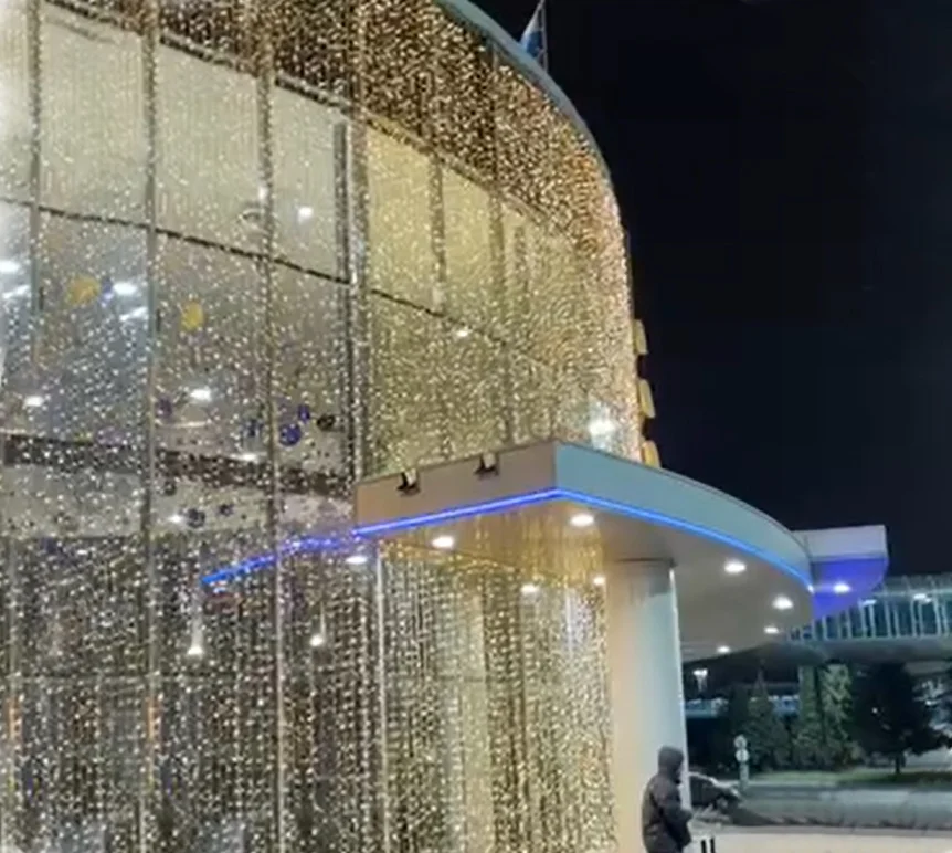 Золотые гирлянды на изогнутом фасаде