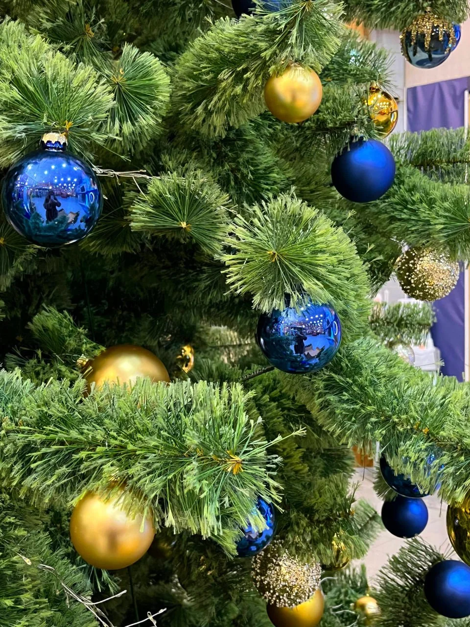 Ёлочные шары крупным планом — синие и золотые