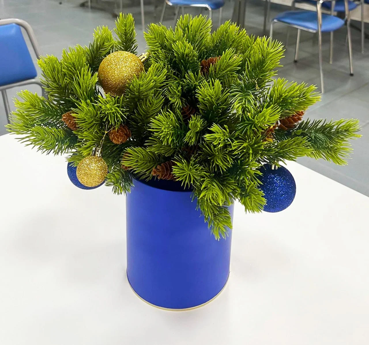 Настольная композиция — хвоя с шарами в синей вазе
