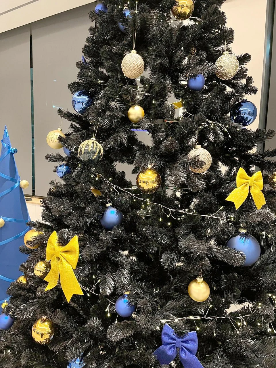 Фрагмент чёрной ёлки — декор в корпоративных цветах