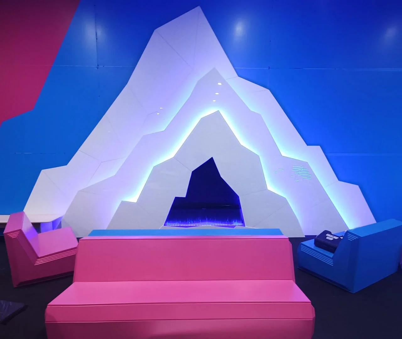 Камин «Айсберг» — фрагмент декора