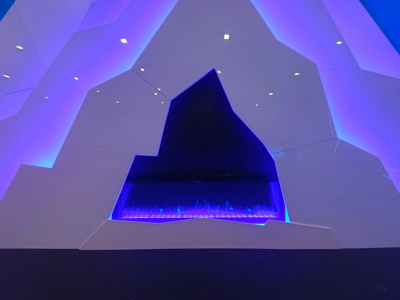 Камин «Айсберг» — в интерьере VIP-зоны