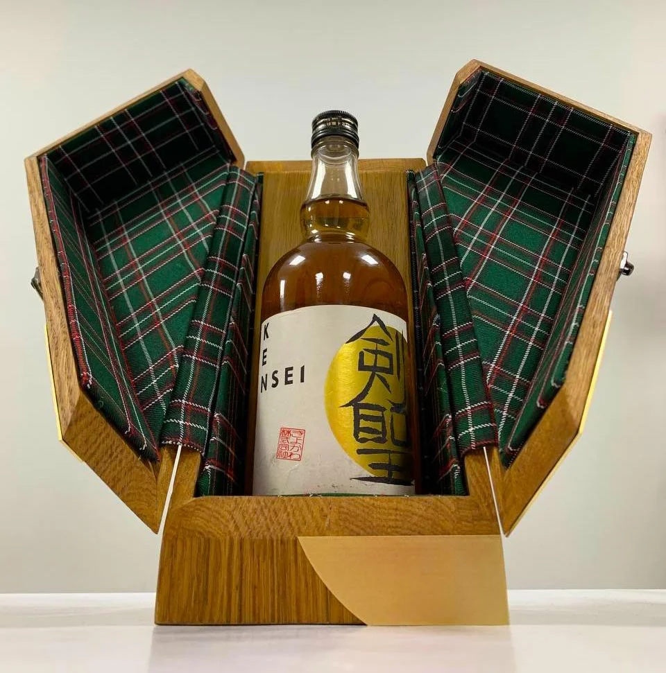 Футляр распахнут — бутылка Kensei внутри