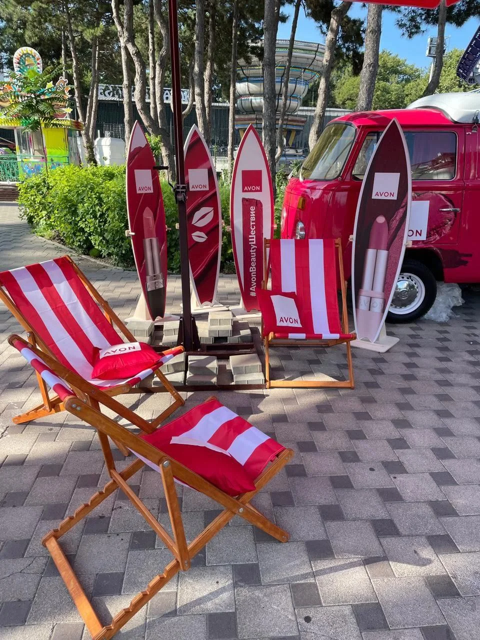 Брендированные кресла и сёрфборды Avon