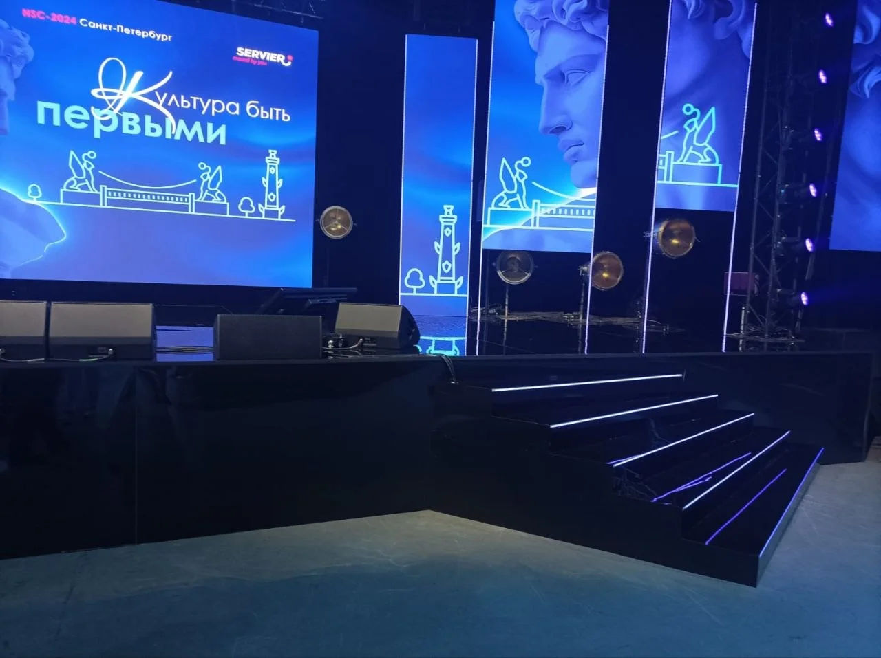 Форум «Время первых» — сцена с LED