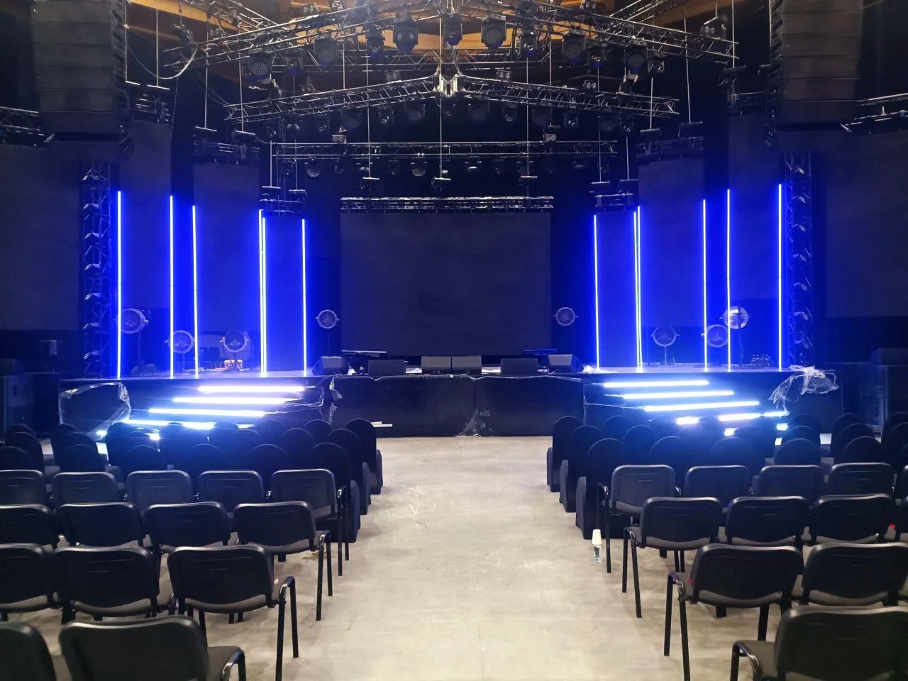 Сцена форума — синяя LED-подсветка